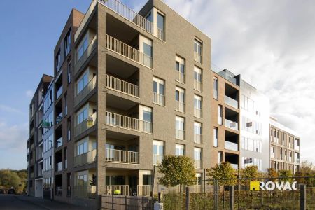 Prachtig afgewerkt en lichtrijk appartement op 2e verdieping met private autostaanplaats - Photo 5