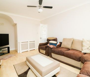 4 bedroom semi-detached house to rent - Photo 2