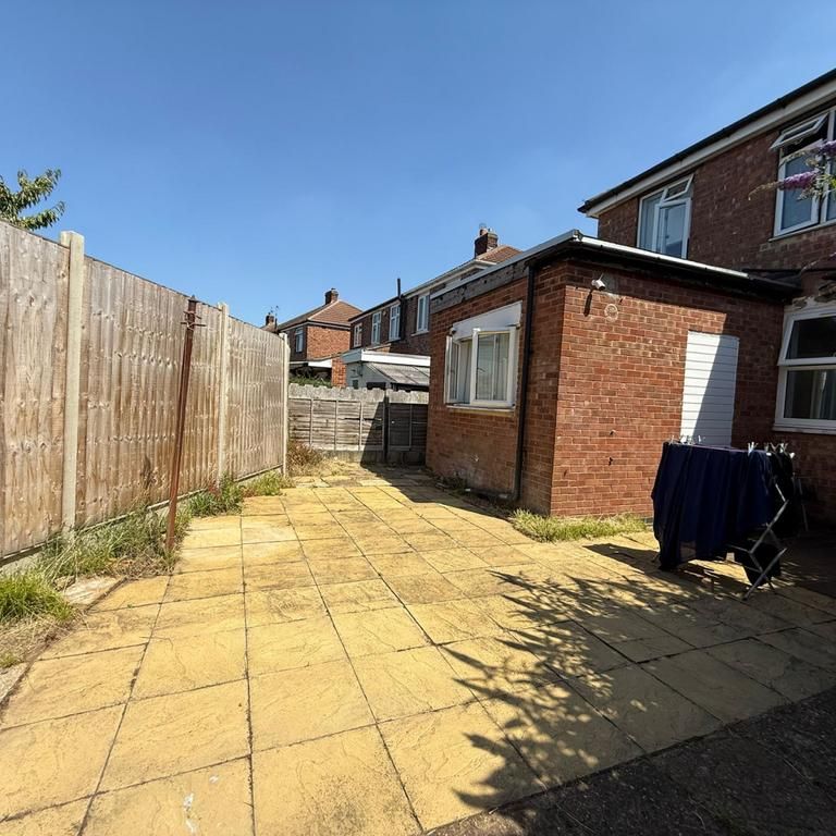 1 bedroom in a house share to rent - Photo 1