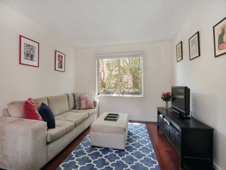 PERFECT LOCATION ON RICHMOND HILL, WELL PRESENTED 2 BEDROOM APARTMENT WITH OFF STREET PARKING! - Photo 5