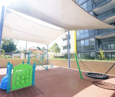 Two Bedroom Apartment in Heart of Castle Hill - Photo 2