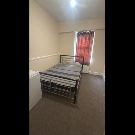 Room in a Shared House, Portland Road, SE25 - Photo 3
