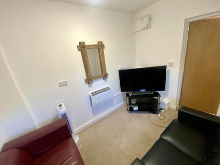 3 bedroom flat to rent - Photo 4