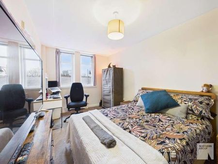 :: Vernon Street, SK1 - Photo 3