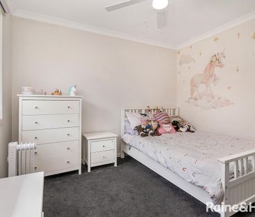 Comfortable and spacious living - Photo 2