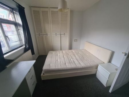 4 Bed - 149 Ash Road, Headingley, Leeds - LS6 3HD - Student - Photo 5