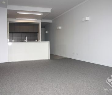 Huge Balcony!!!Good Size of 2 bed 2 bath + 1 car space, Furnished u... - Photo 2