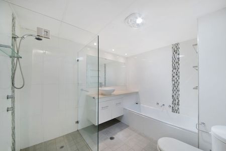 House like Renovated Two Bedroom Oasis - Photo 5