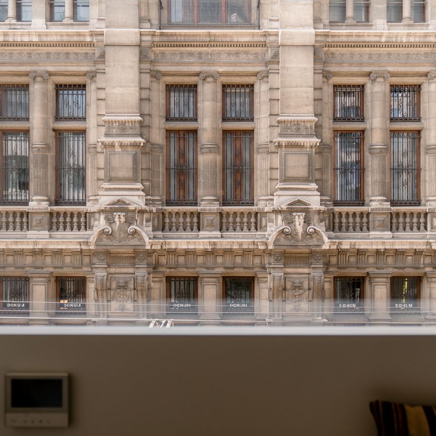 Appartement met 2 slaapkamers en uitzicht op de Nationale Bank in doorwaadbaar* gebouw - Photo 1