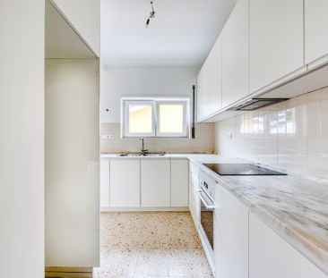 Refurbished 2-Bedroom Apartment in a Quiet Residential Area - Torre... - Photo 1