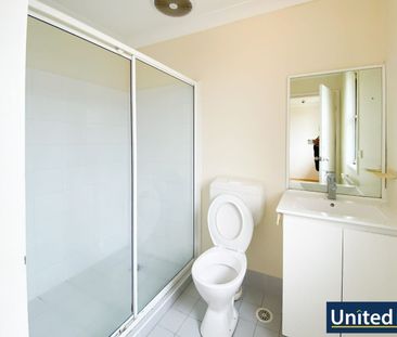 Three Bedroom Town House - Close to Amenities - Photo 4