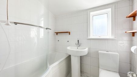 3 bedroom House To Let - Photo 3