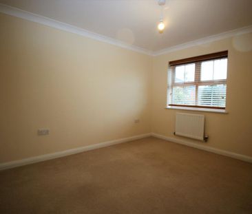 4 bedroom end of terrace house to rent - Photo 2