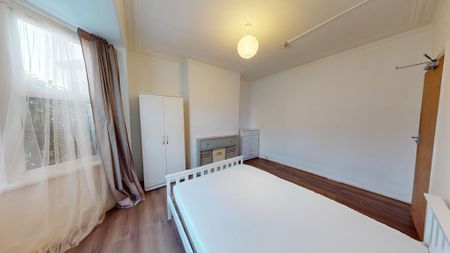 1 bedroom in a house share to rent - Photo 2