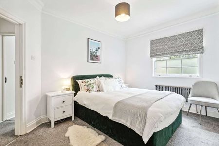 An incredibly bright and spacious three bedroom apartment with impressive living and entertaining space. - Photo 4