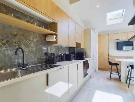 1 bedroom in a house share to rent - Photo 4