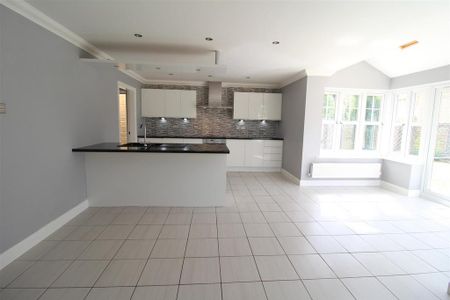 4 bedroom detached house to rent - Photo 5