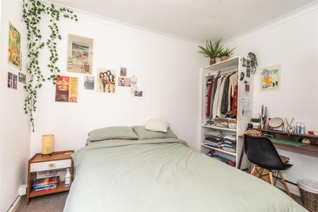 3 bedroom flat to rent - Photo 2