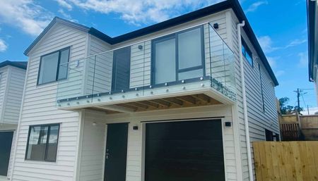 Value packed, 4 bedroom family home with garage! - Photo 3