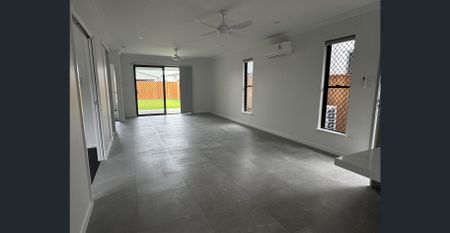 Stunning Coastal Retreat in Garbutt, Queensland - Photo 4