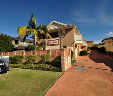 Townhouse in Ideal Location - Photo 4