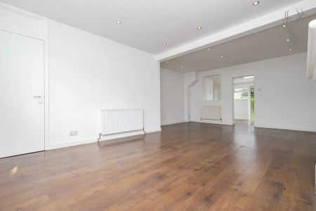 3 Bedroom House - Mid Terrace - Photo 3