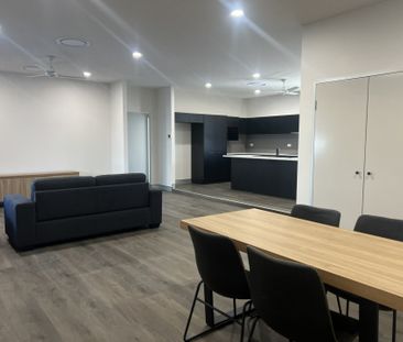 Modern & Furnished Inner City Apartment - Photo 1