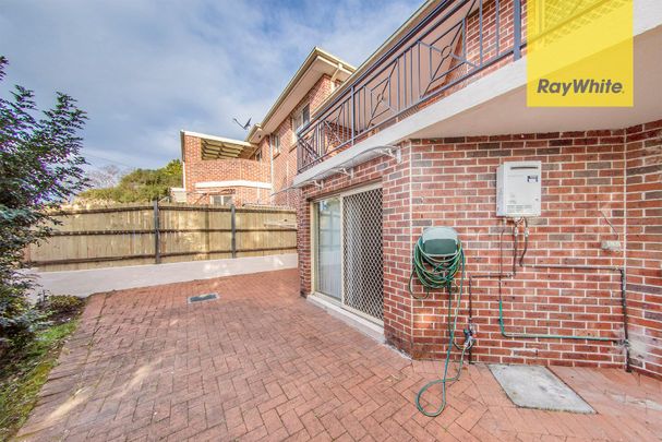 Modern 3 bedroom townhouse. Large, private, sunny courtyard. - Photo 1