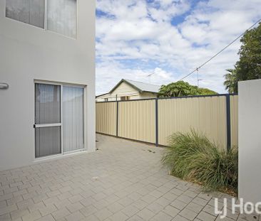 EXCUTIVE TOWNHOUSE FREE STANDING � CENTRAL TO EVERYTHING! - Photo 4