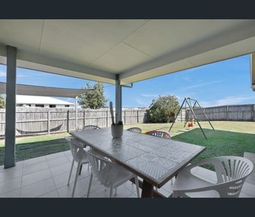 Spacious 4-Bedroom, 2-Living Gem with Solar - Photo 6