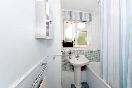 3 bedroom flat to rent - Photo 2