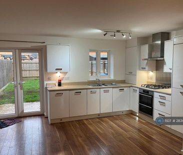 4 bedroom semi-detached house to rent - Photo 4