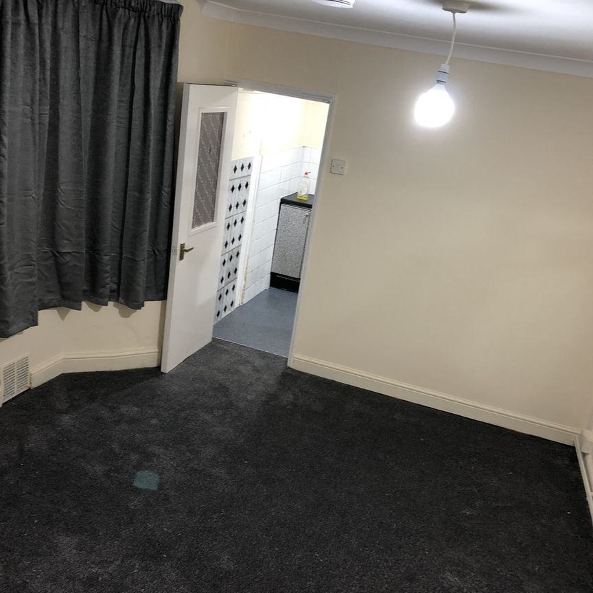 2 Bed Flat, Manor Park, E12 - Photo 1