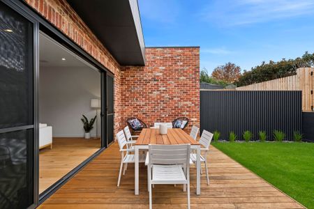 Stunning contemporary oasis in Newtown - Photo 4