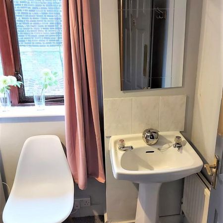 1 bedroom in a house share to rent - Photo 4