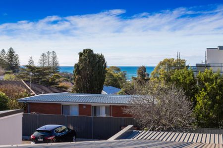 Stunning 4-Bedroom House in Prime Kiama Location - Photo 3
