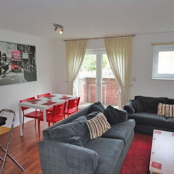 4 bedroom end of terrace house to rent - Photo 1