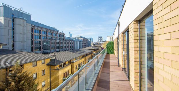 Beautifully presented two-bedroom, two-bathroom apartment located just moments from Tower Gateway and Tower Hill stations, offering excellent access to Canary Wharf and The City - Photo 1