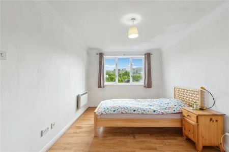 2 bedroom flat in Sopwith Way - Photo 3