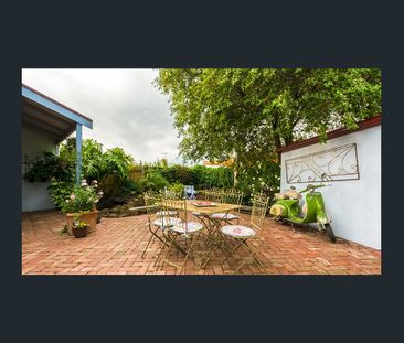 Comfortable 3-Bedroom Home with Outdoor Entertaining Space! - Photo 2