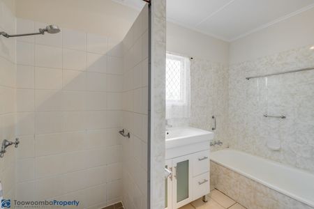 3-Bedroom Home with Spacious Yard - Prime Location! - Photo 5