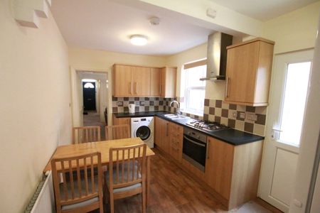 4 Bed Terraced House, Grange Avenue, RG6 - Photo 3