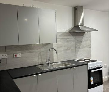 Studio flat close to goodmayes station- ideal for working couples - Photo 5