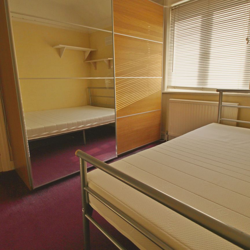 Park Lane, TW5, Middlesex - Photo 1