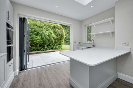 A newly refurbished ground floor two bedroom apartment in the Lavershot Hall development. - Photo 4