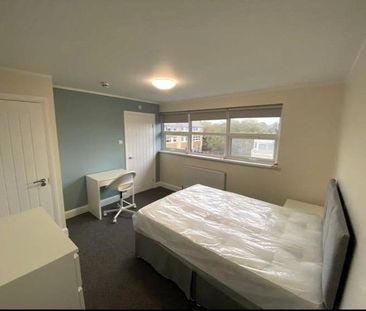 Fairview Avenue, Woking, Surrey, GU22 7NU - Photo 1