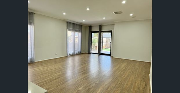 For Lease - Stylish Family Home with Space, Comfort & Convenience - Photo 1