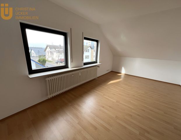 Frisch renoviert: Helle 3 Zimmer DG Wohnung in 3 Familienhaus in Jügesheim - Photo 1