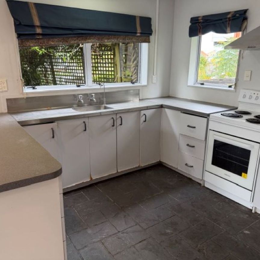 A Real Honey in the Heart of Waiuku - Photo 1