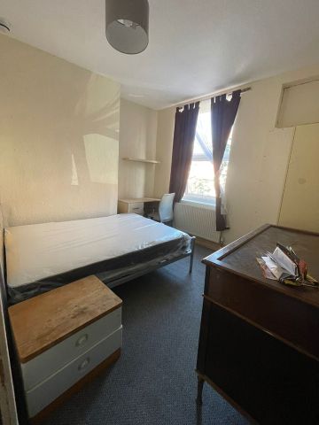 Room in a Shared House, Hessle View, LS6 - Photo 5